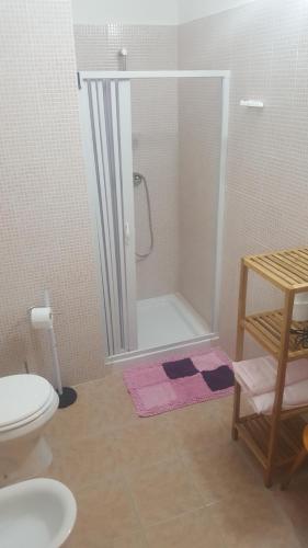 a bathroom with a shower and a toilet at B&B Angolo Magico in Baia Di Gallipoli