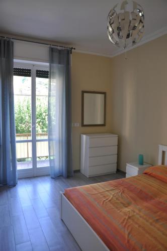 a bedroom with a bed and a chandelier at Appartamento nel cuore di Sori in Sori