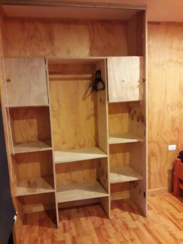 a book shelf in a room at La casa del Kori in Hanga Roa