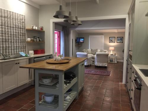 Kuchyň nebo kuchyňský kout v ubytování Acorn Cottage Hermanus