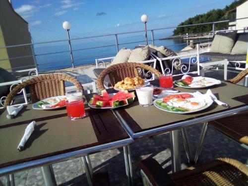 Makanan di atau berdekatan hotel