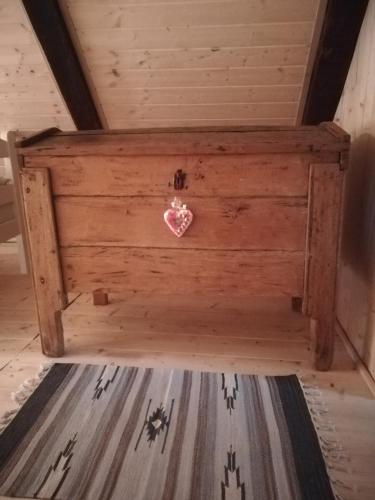 a wooden chest with a pink heart on it at Grebengradska Medna Hiža in Donje Makojišće