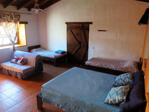 ラ・オリーバにあるCasa Rural SoleaRioのリビングルーム(ベッド2台、ソファ付)
