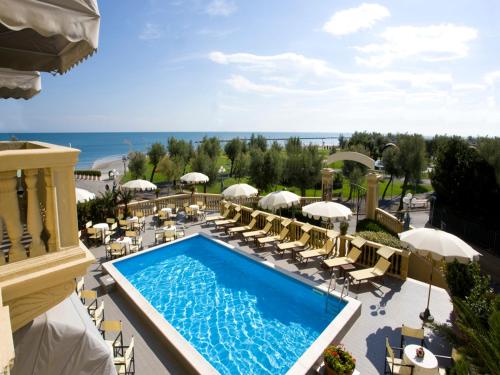 ペーザロにあるホテル ヴィットーリアのリゾートのプールのイメージ