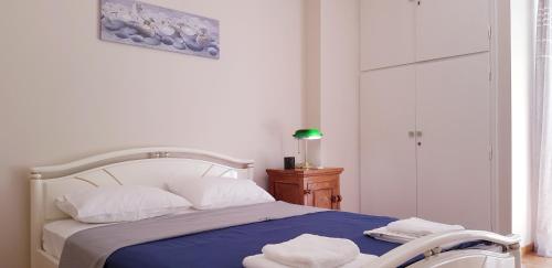 Ein Bett oder Betten in einem Zimmer der Unterkunft Spacious Apartment in the Historical Center of Athens