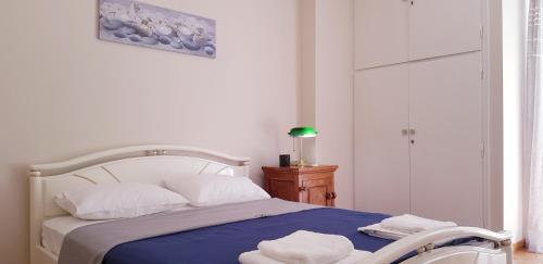 Posteľ alebo postele v izbe v ubytovaní Spacious Apartment in the Historical Center of Athens
