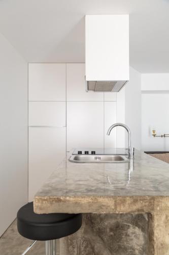 a kitchen with a marble counter and a sink at Fran Pacheco 39 (downtown apartment) in Setúbal