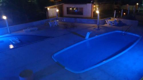 a large blue bath tub sitting on a patio at night at Villaggio dos Ventos in Arraial do Cabo