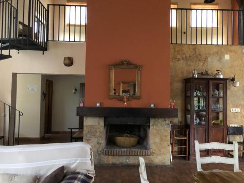 sala de estar con chimenea y espejo en Villa Mavi, en Maello