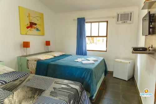 1 dormitorio con 2 camas y ventana en Marina e Pousada Porto do Sol en Nazaré Paulista