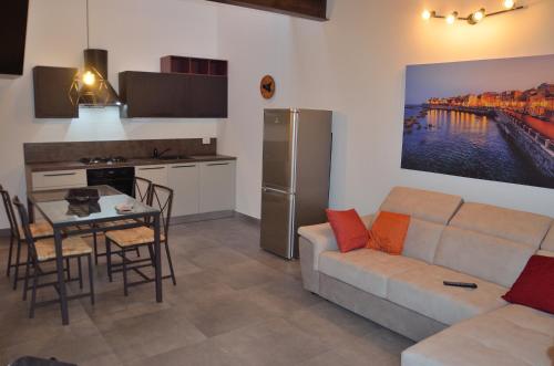 een woonkamer met een bank en een tafel bij Eleven in Siracusa