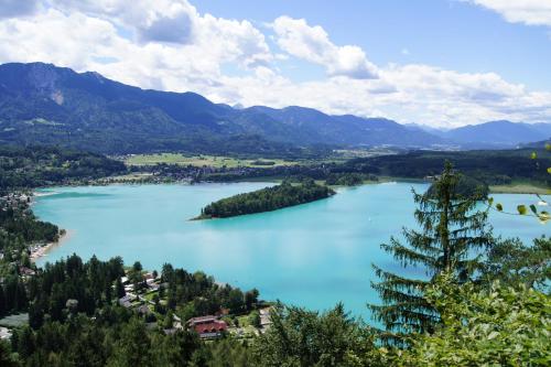 a view of a lake in the mountains at Ferienwohnungen Theresienhof in Ledenitzen