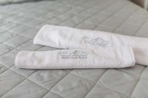2 asciugamani posti sopra un letto di Casa Angela Rosa a Carovigno