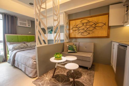 ein kleines Schlafzimmer mit einem Bett, einem Tisch und einem Stuhl in der Unterkunft Avida Towers Cebu 2016 Wifi 190mbps, Netflix 50 in SmartTV in Cebu City