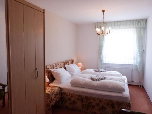 een slaapkamer met een bed, een bank en een raam bij Haus Nordenlicht Ferienwohnung *Naujokat* in Wittdün