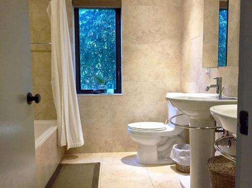 A bathroom at Dolphin Retreat - East Boca Raton