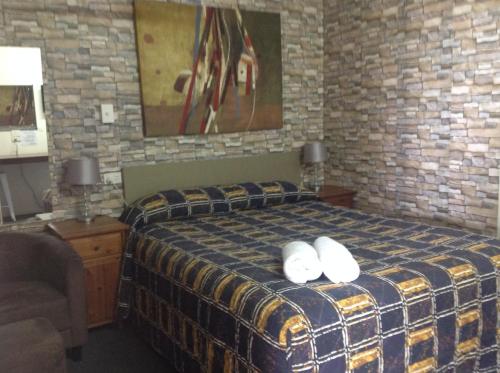 Ayr的住宿－艾爾麥克斯汽車旅館，一间卧室配有一张带两个白色枕头的床