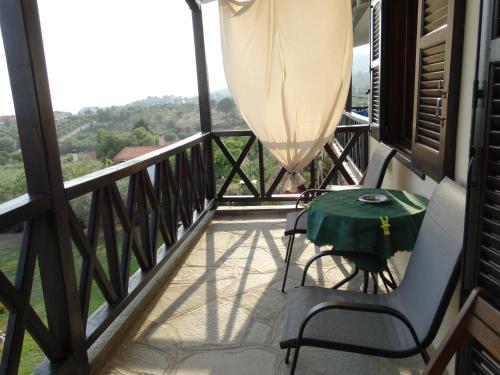 Μπαλκόνι ή βεράντα στο Apartments Karpetis a green paradise