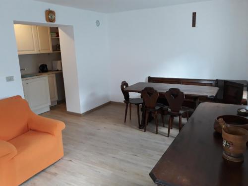 eine Küche und ein Esszimmer mit Tisch und Stühlen in der Unterkunft Al Becalen in Livinallongo del Col di Lana
