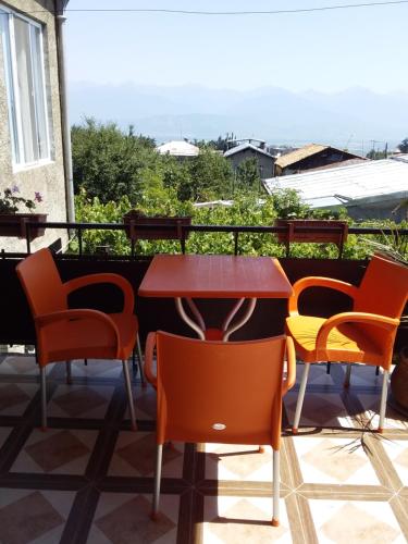 a patio with chairs and a table on a balcony at Guest House Medea in Tʼelavi