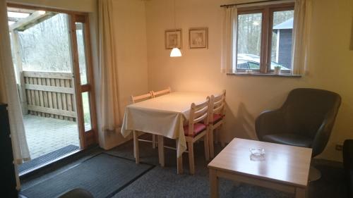 uma sala de jantar com uma mesa e cadeiras e uma janela em Nix at Gammel Rye em Ry