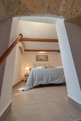 a bedroom with a bed in a room at Casa Vacanze Belleville in Trani