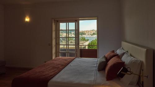 Tempat tidur dalam kamar di Porto River House