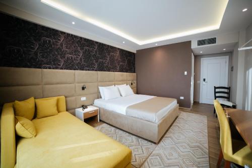 เตียงในห้องที่ Albanian Star Hotel