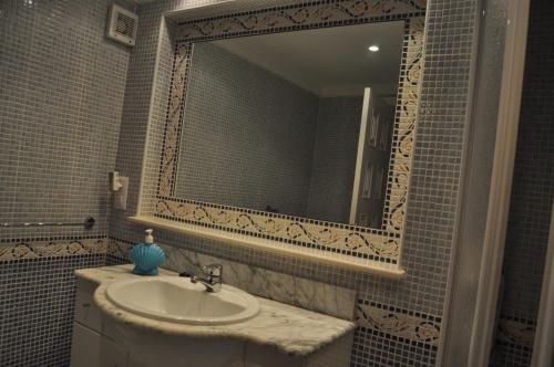 カンブリルスにあるPrimera Linea De Mar En Cambrilsのバスルーム(洗面台、鏡付)