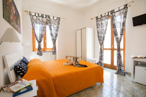 1 dormitorio con 1 cama con manta naranja en B&B Teta Vieste, en Vieste