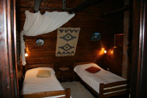 um quarto com 2 camas num chalé de madeira em Durmitor Chalet em Žabljak