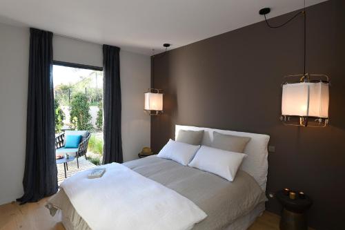 A bed or beds in a room at Les Loges en Provence "Villa Ventoux"
