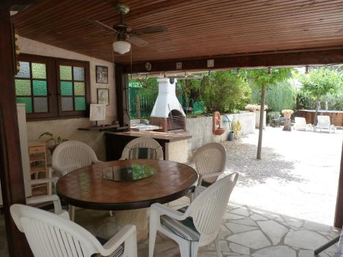 a patio with a table and chairs and a kitchen at entre mer et verdon in Draguignan