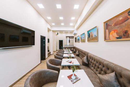 TV a/nebo společenská místnost v ubytování L'image Art Hotel