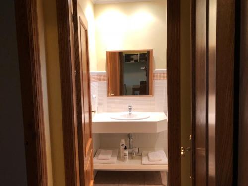 Ένα μπάνιο στο Apartamentos El Guindal