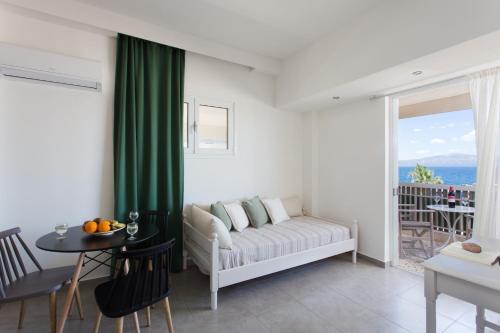 a living room with a couch and a table at Seaside Studios in Áyioi Apóstoloi