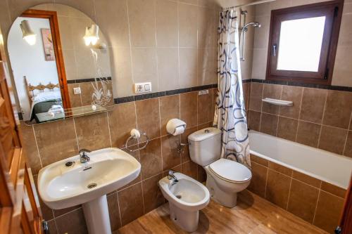 A bathroom at Juanjo - this lovely detached holiday property in Calpe