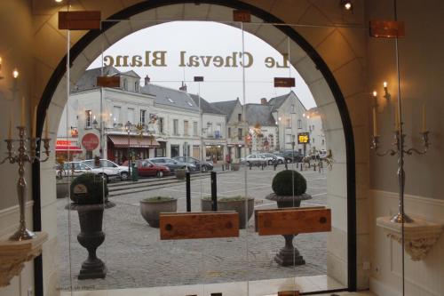 Galeriebild der Unterkunft Logis Hotel Restaurant Le Cheval Blanc in Bléré