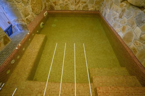 an overhead view of a tennis court in a room at Felix Pension in Băile Govora