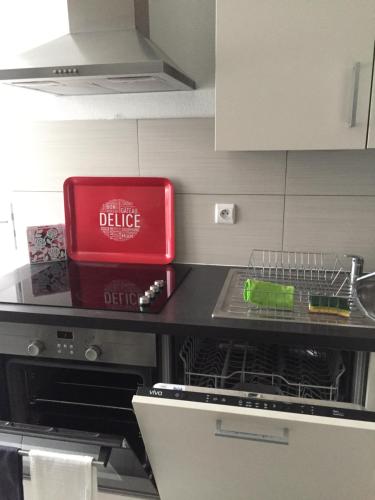 - une boîte rouge au-dessus d'un comptoir de cuisine dans l'établissement Centre Historique de Colmar, à Colmar