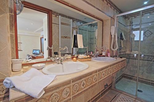 Ett badrum på Hotel Aurora Wellness & SPA