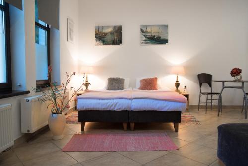 um quarto com uma cama com duas almofadas em Za Rabą em Myślenice