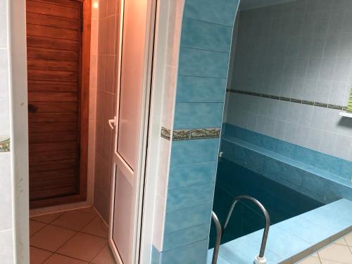 オレンブルクにあるЭконом-отель "Davinci"のバスルーム(ガラスドア付きのシャワー付)
