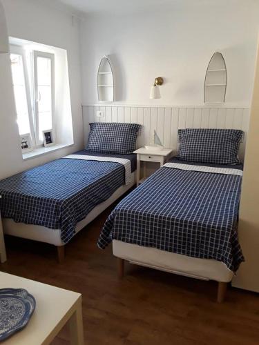 una stanza con due letti, due tavoli e due finestre di Tri Gracije a Capodistria