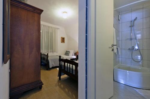 Ένα μπάνιο στο Josephine Apartment