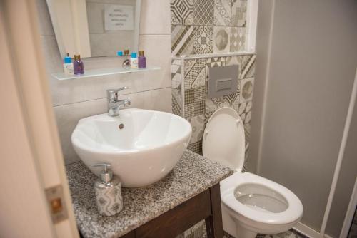 A bathroom at Bozcaada Aspava Otel