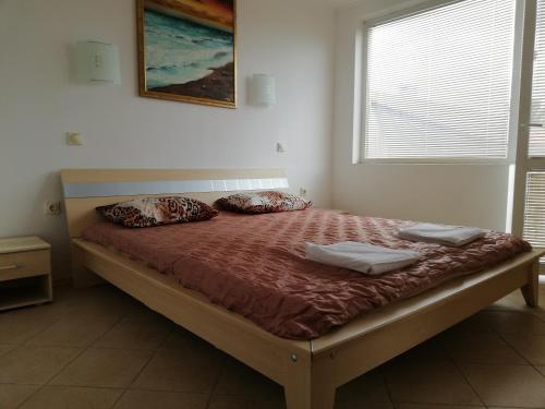 een bed in een slaapkamer met twee kussens erop bij Apartments Bravo 1-Vichevi in Sunny Beach