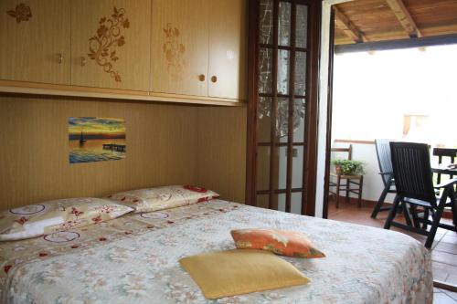 - une chambre avec un lit et des oreillers dans l'établissement Casa Vacanze Paola 2, à Santa Luria