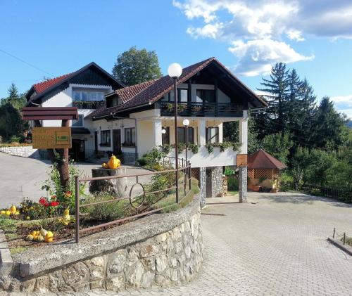 una casa con una valla delante de ella en Frankovič Bed&Breakfast, en Vinica