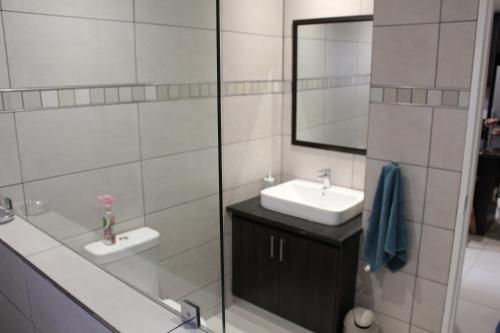 Durbanville的住宿－DCS Accommodation Cape Gate，一间带水槽和镜子的浴室